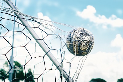 Fussball Ball im Tor_min